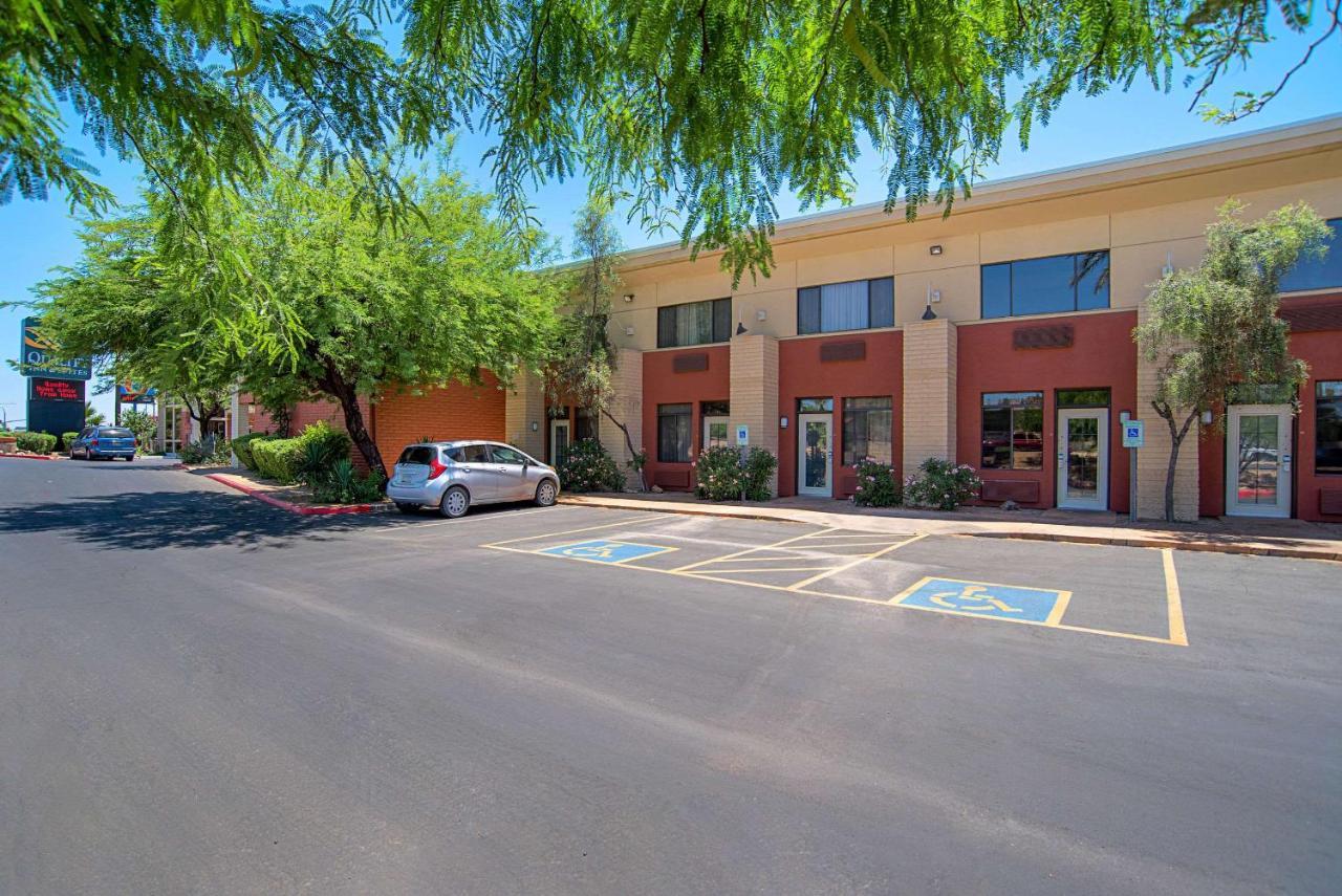 Quality Inn & Suites Phoenix Nw - Sun City Youngtown Eksteriør billede