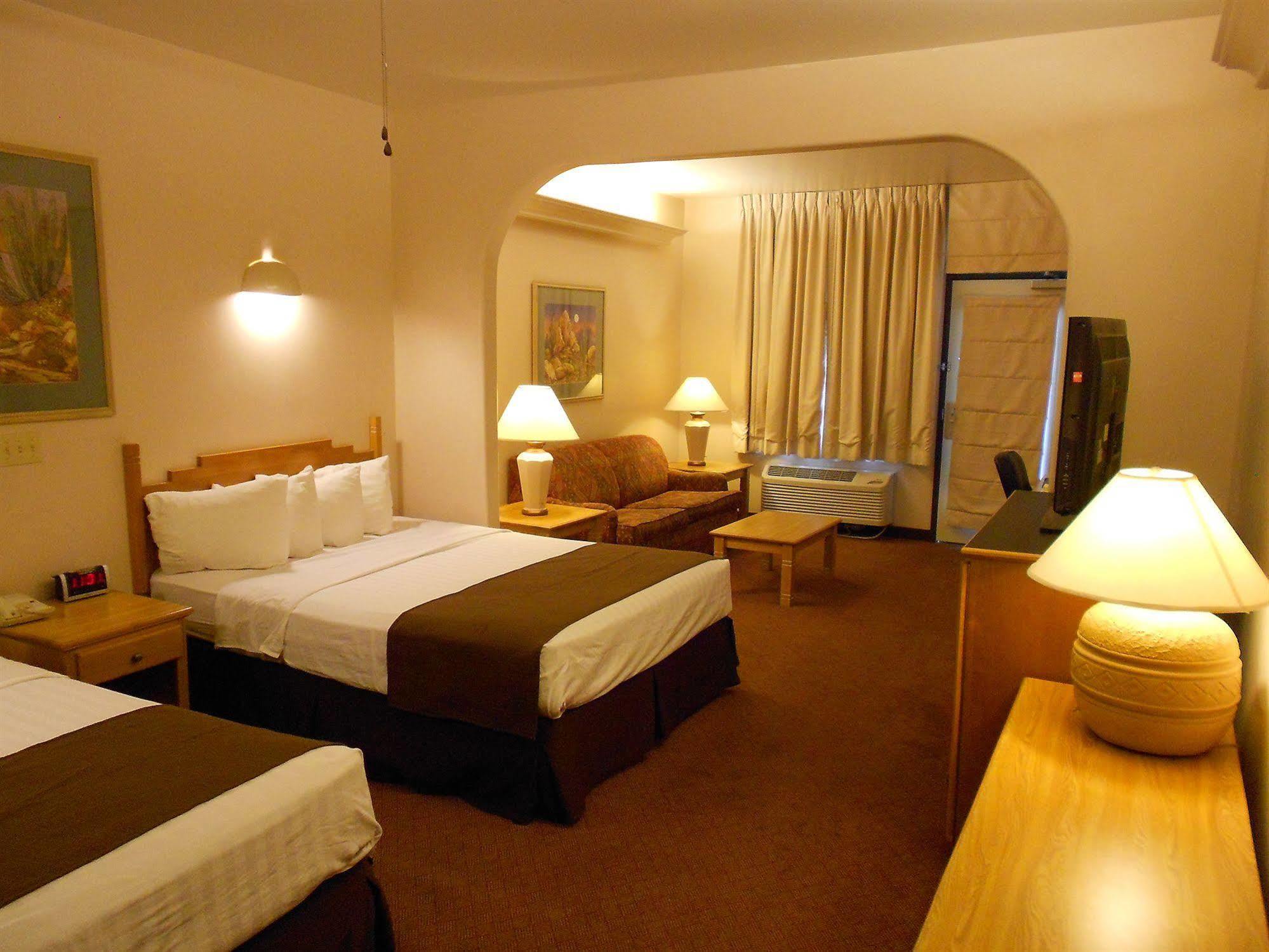 Quality Inn & Suites Phoenix Nw - Sun City Youngtown Eksteriør billede