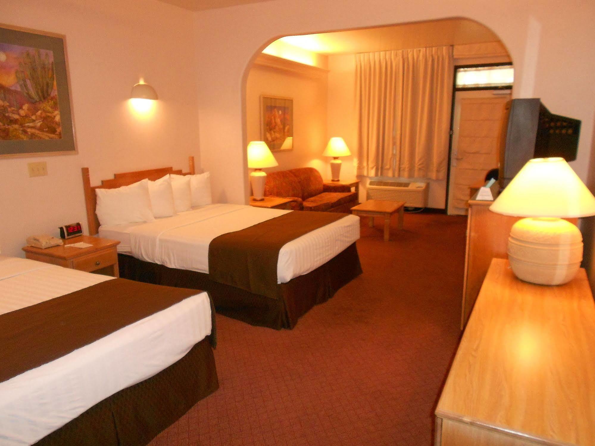 Quality Inn & Suites Phoenix Nw - Sun City Youngtown Eksteriør billede