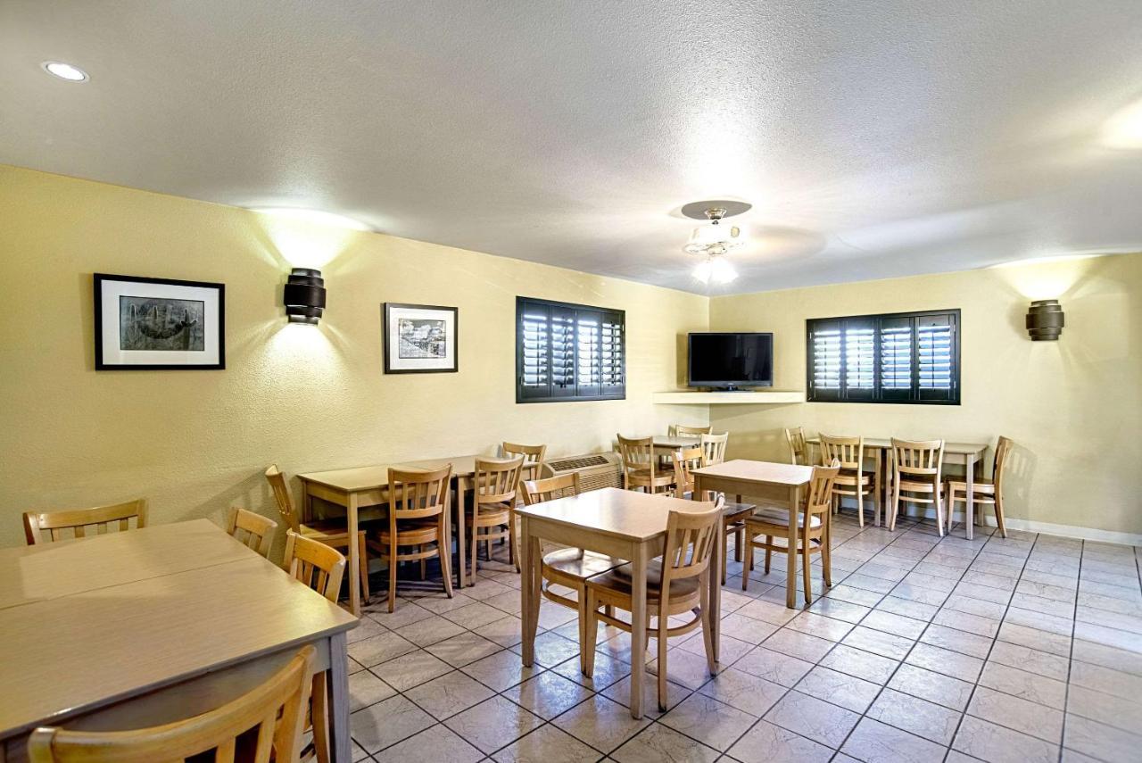 Quality Inn & Suites Phoenix Nw - Sun City Youngtown Eksteriør billede
