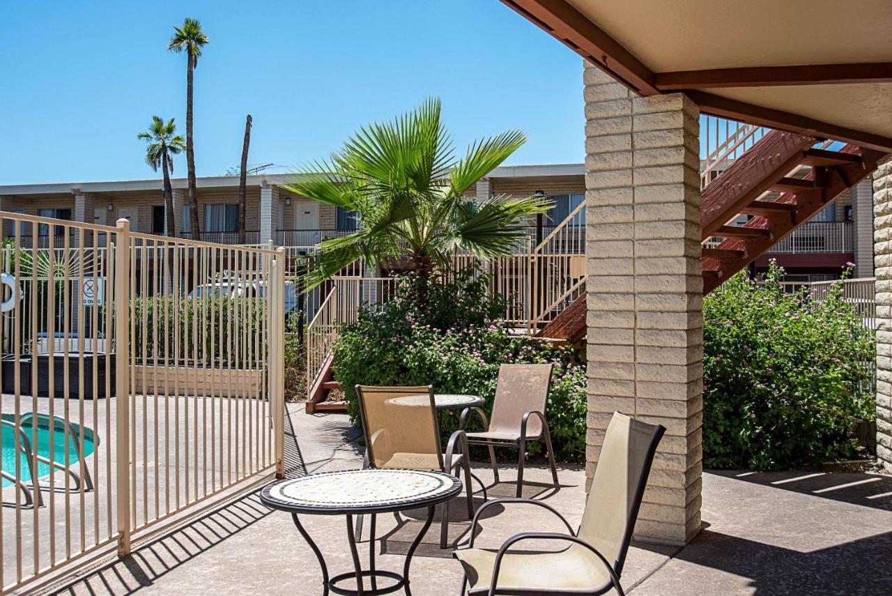 Quality Inn & Suites Phoenix Nw - Sun City Youngtown Eksteriør billede