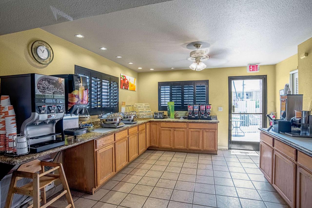 Quality Inn & Suites Phoenix Nw - Sun City Youngtown Eksteriør billede